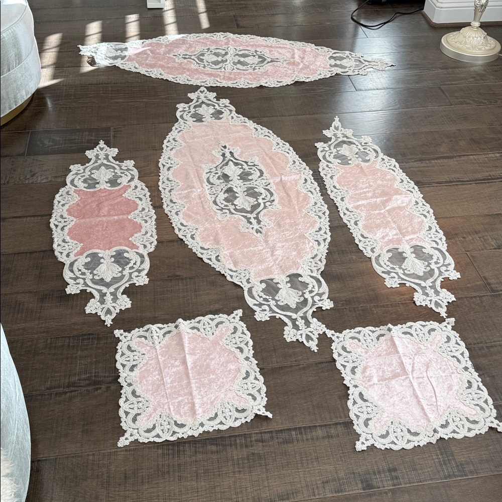 NWOT VINTAGE VICTORIAN Style Elegant Pink and White Lace Table Runner